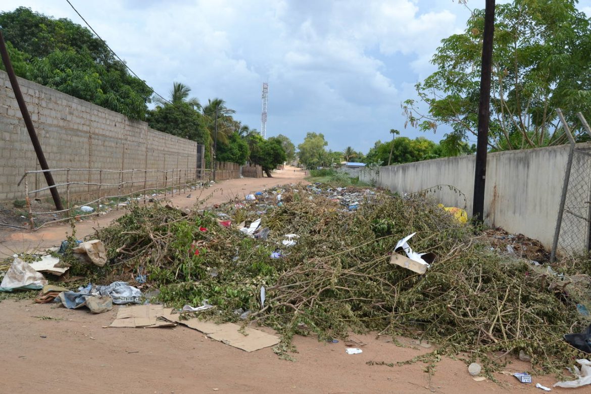 Moradores transformam via de acesso em lixeira