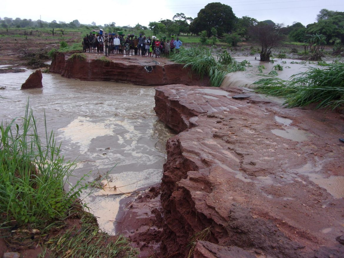 Ponte desaba e isola região de Itoculo