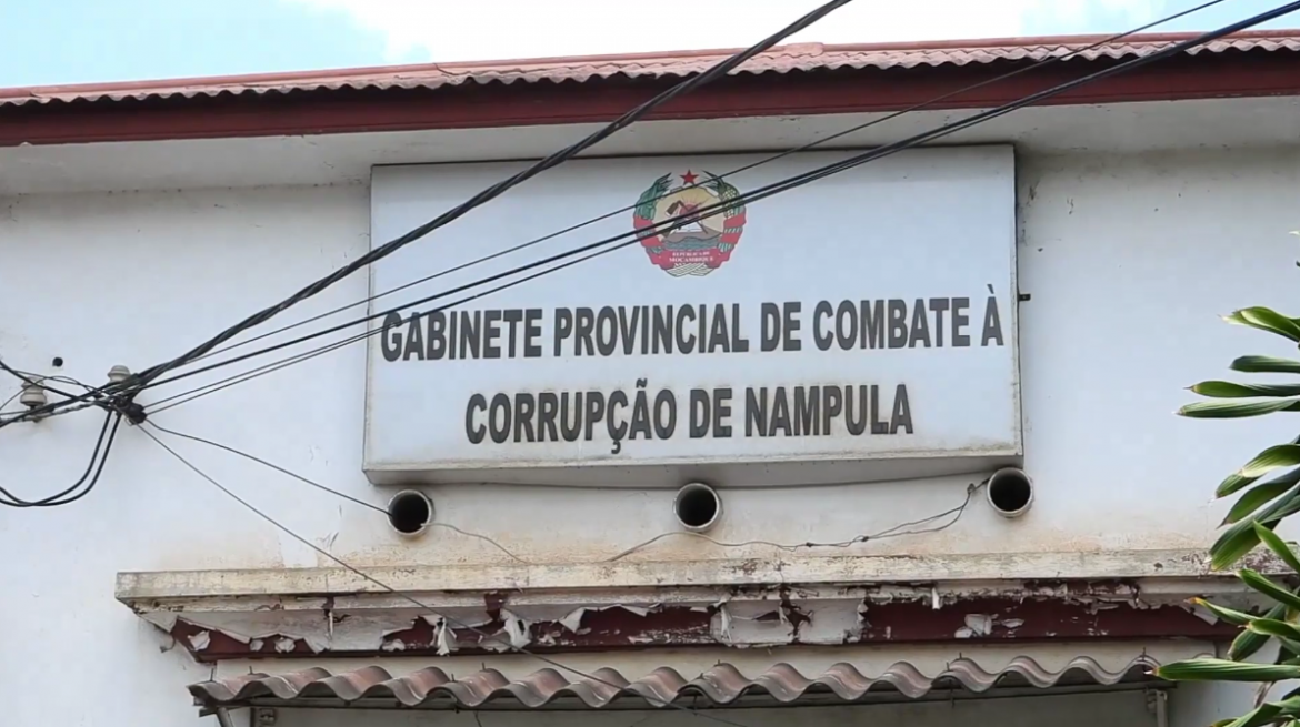 Detidos dois funcionários públicos por corrupção