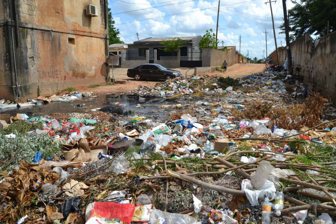 Lixo e águas residuais invadem vias de acesso em Nampula