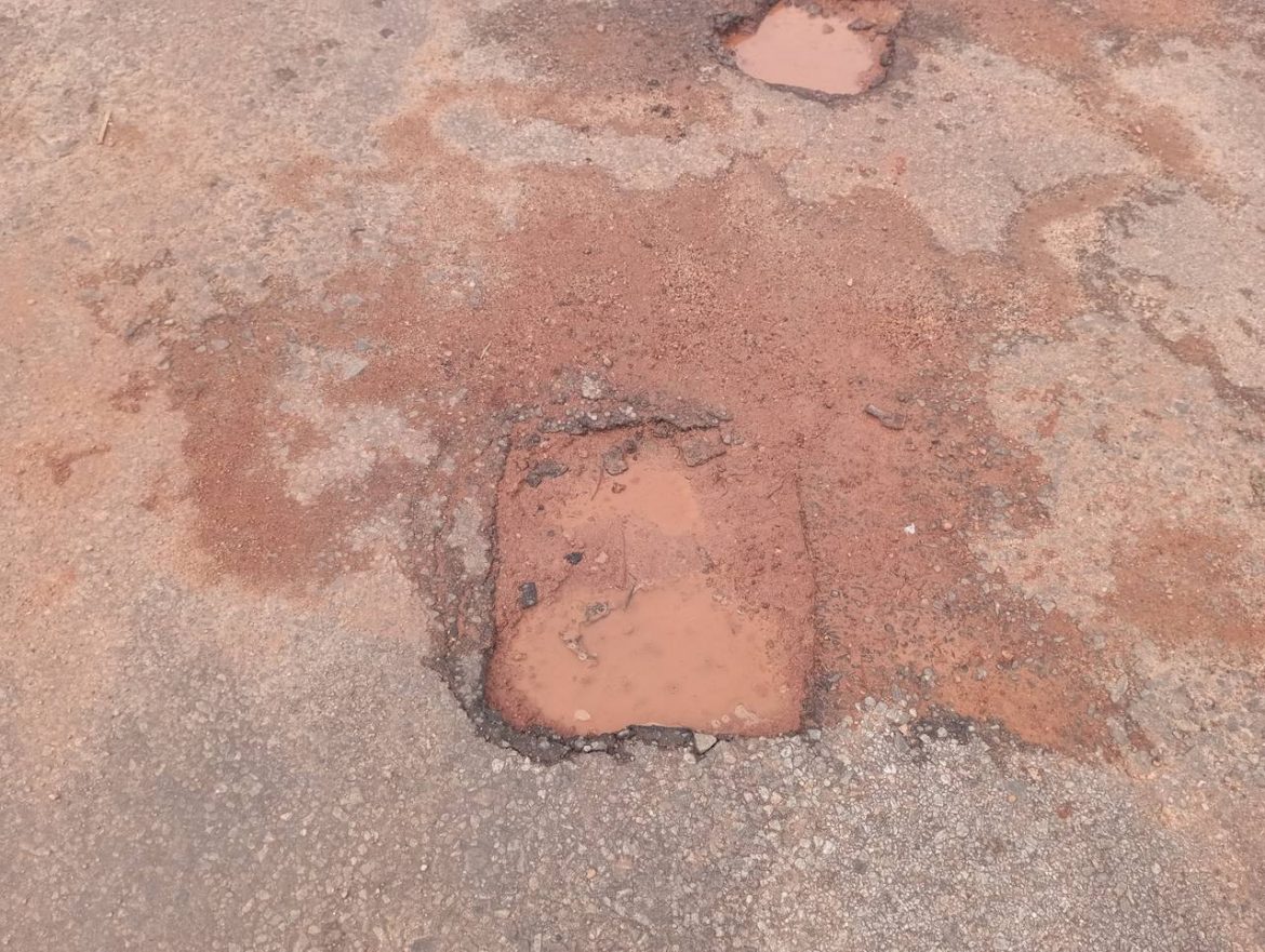 Chuvas fazem ressurgir buracos que embaraçam circulação em Nampula