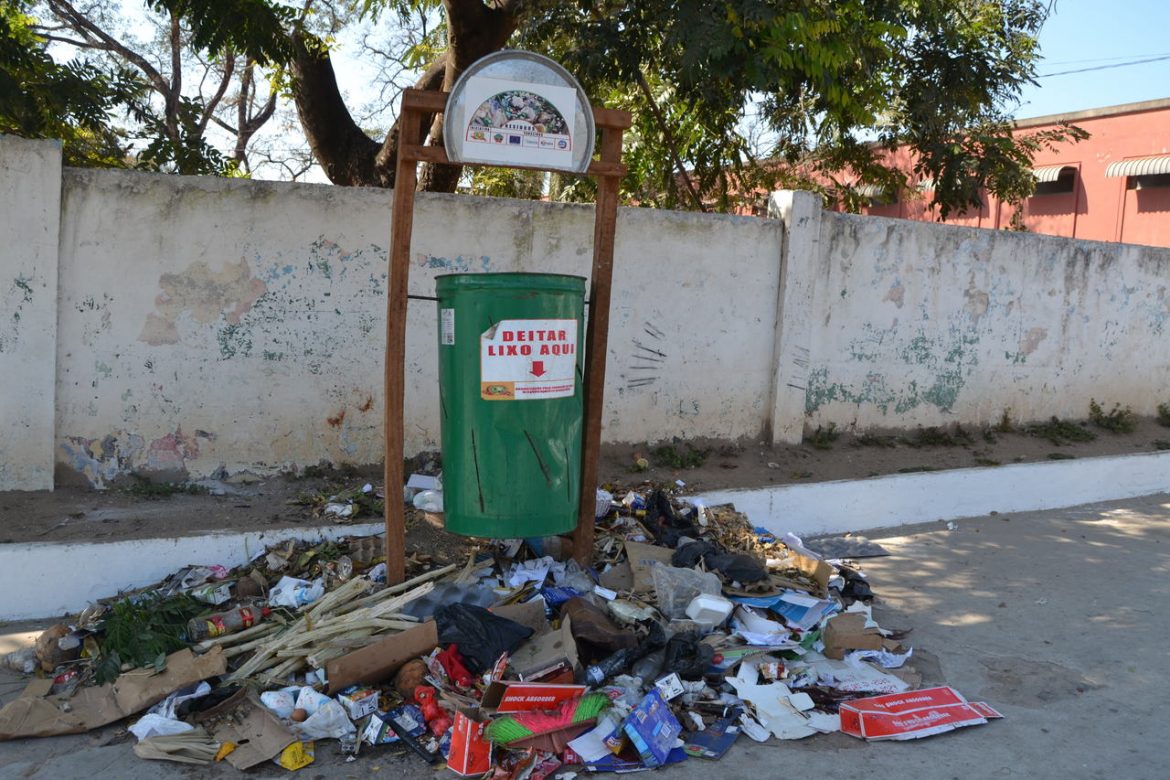 Uso incorrecto dos depósitos e recolha deficiente de lixo imunda via pública