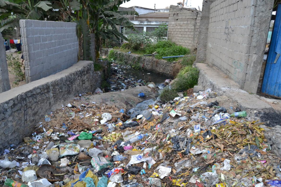 Valas de drenagem transformadas em lixeiras em Muatala