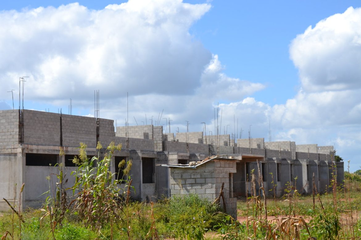 Abandono de obras estatais deve-se à falta de pagamento