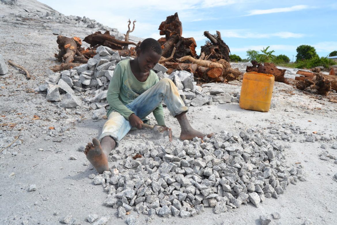 Extração de pedras para construção tira alunos da escola