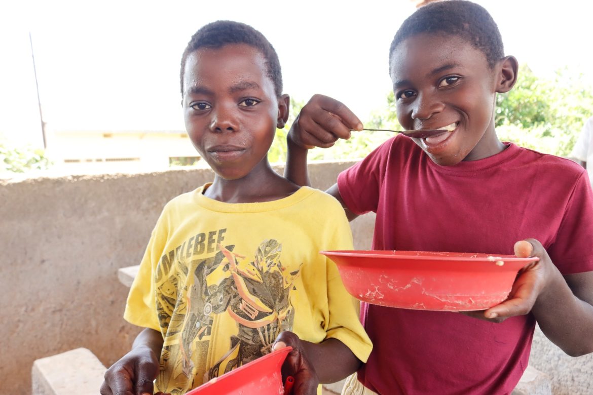 Encerrado programa de alimentação escolar implementado pela Visão Mundial