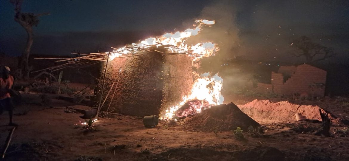 Terroristas incendeiam 45 casas em Memba
