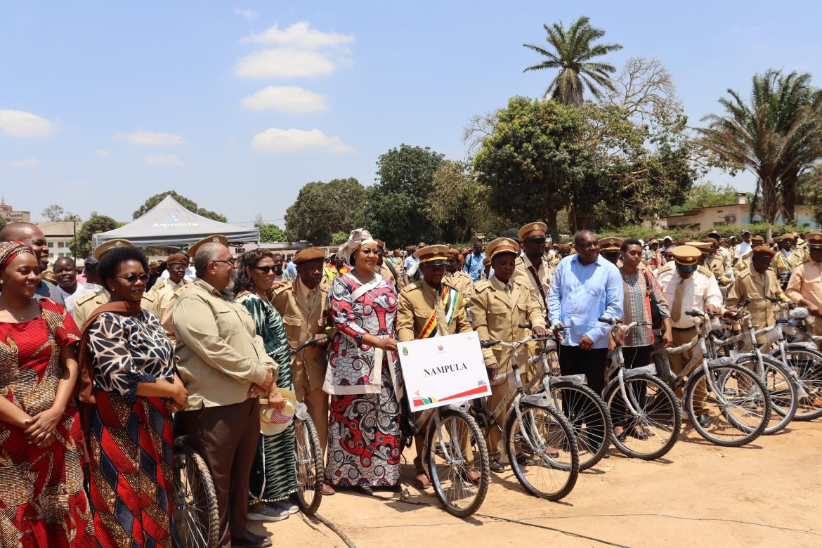 Líderes comunitários recebem bicicletas