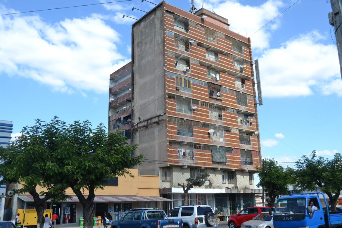 A imundície escondida por detrás dos prédios da cidade de Nampula