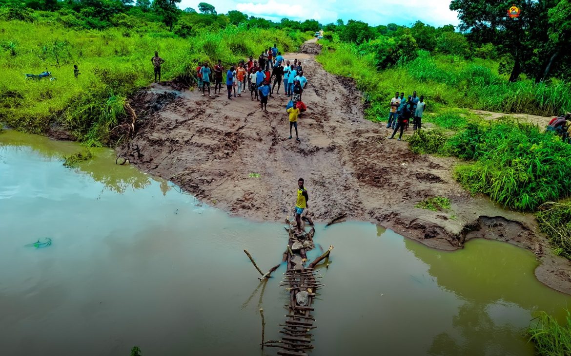 Muecate isolada após queda de ponte