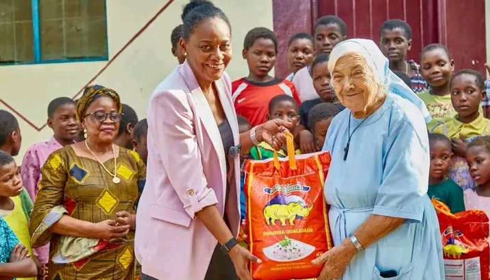 Esposa do edil reforça apoio alimentar e escolar a crianças em Nampula