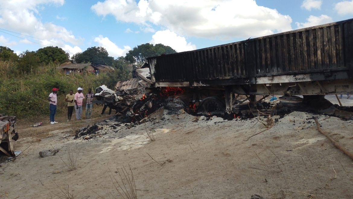 Motorista de camião morre carbonizado em Nacala-à-velha